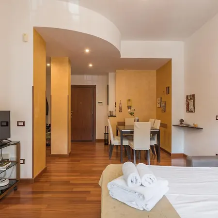 아파트 Bright 2 Bedroom And Balcony