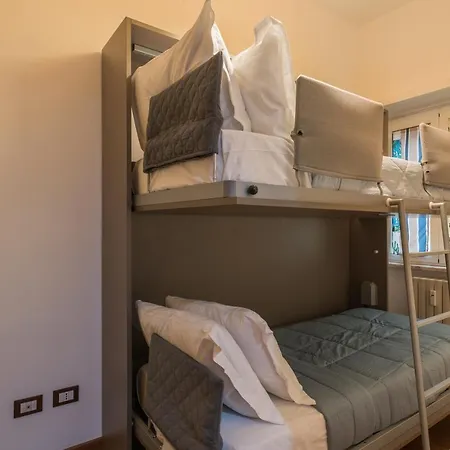 Bright 2 Bedroom And Balcony