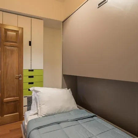 Bright 2 Bedroom And Balcony