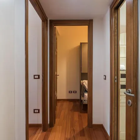 Bright 2 Bedroom And Balcony *