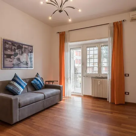 아파트 Bright 2 Bedroom And Balcony