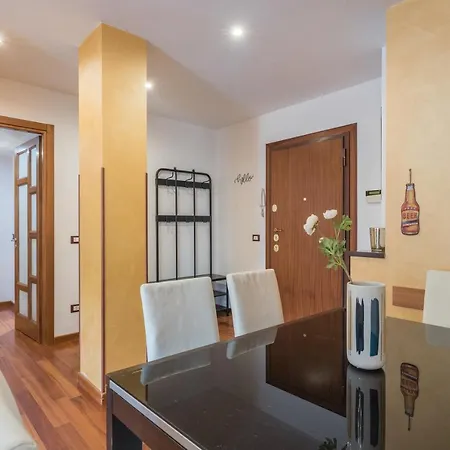 Bright 2 Bedroom And Balcony 아파트