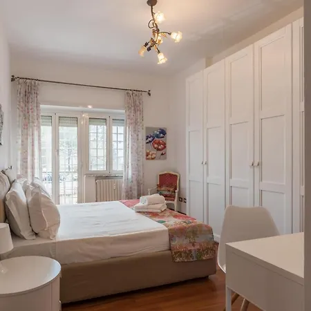 아파트 Bright 2 Bedroom And Balcony