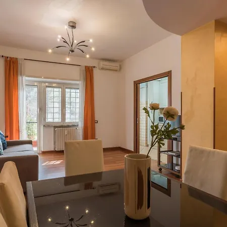 아파트 Bright 2 Bedroom And Balcony