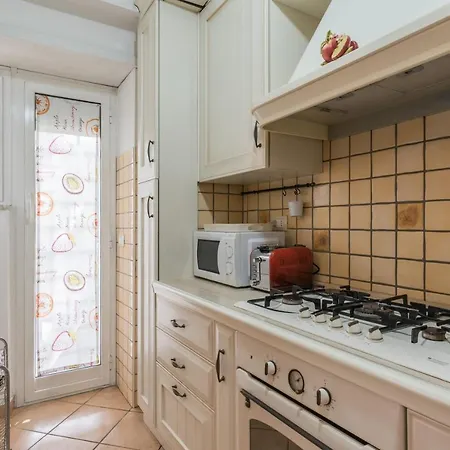 아파트 Bright 2 Bedroom And Balcony