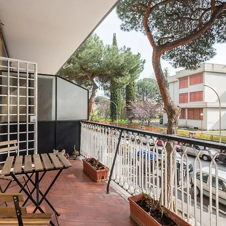 아파트 Bright 2 Bedroom And Balcony